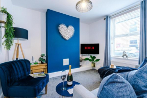Spacious 2-Bed City-Centre Cottage in Chester by 53 Degrees Property - Ideal for Groups & Couples - Sleeps 6